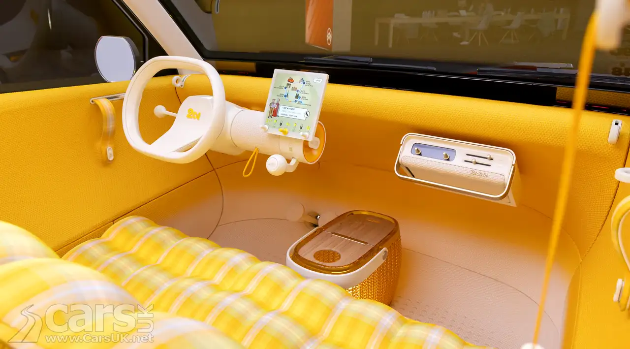 Renault 5 E‑Tech and R4 retro‑styled electric models displayed together